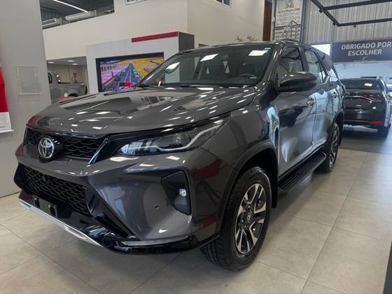 TOYOTA HILUX SW4 2.8 D-4D TURBO DIESEL SRX PLATINUM 7L 4X4 AUTOMÁTICO